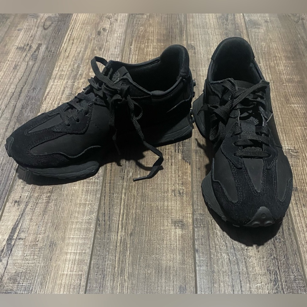 New balance 327 triple black size 8M/9.5